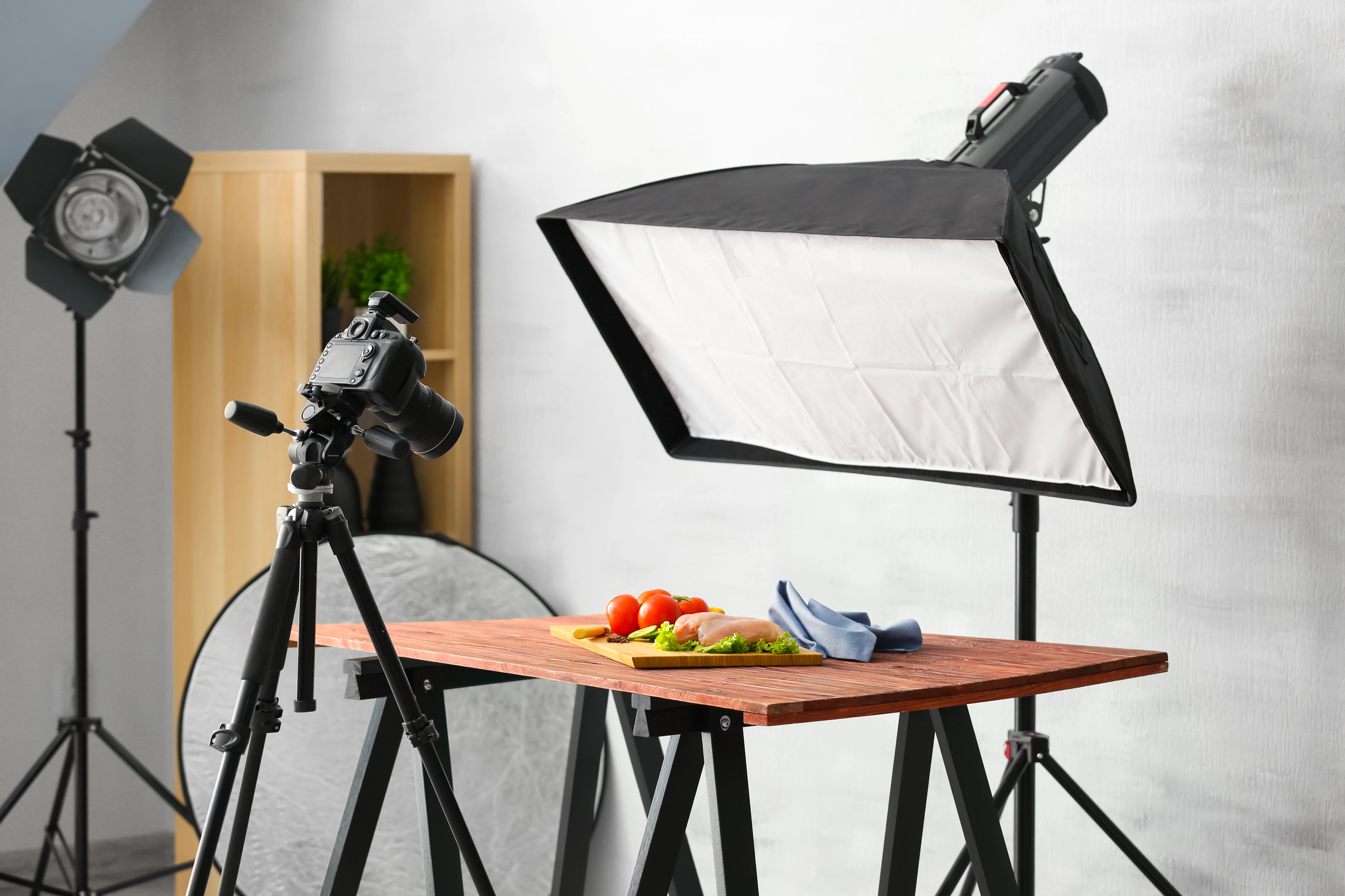 7151-interior-professional-photo-studio-while-shooting-food.webp